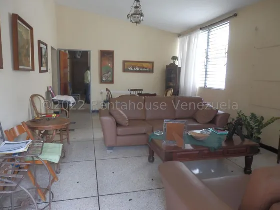 *al/ Bella Y Amplia Casa  En Venta En  Urb.   Del Este Barquisimeto  Lara, Venezuela /arnaldo López/.  # 25-6137    5 D  4 /  450 M² 