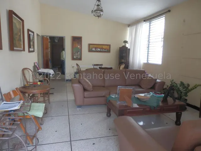 *al/ Bella Y Amplia Casa  En Venta En  Urb.   Del Este Barquisimeto  Lara, Venezuela /arnaldo López/.  # 25-6137    5 D  4 /  450 M² 