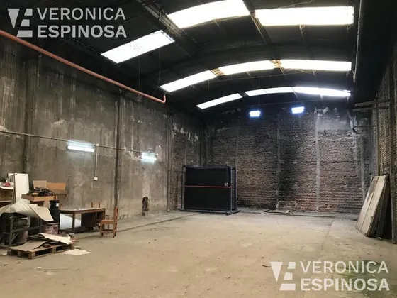 Galpón Sobre Lote De 10 X 30,a Metros De La Calle Venezuela En Isidro Casanova