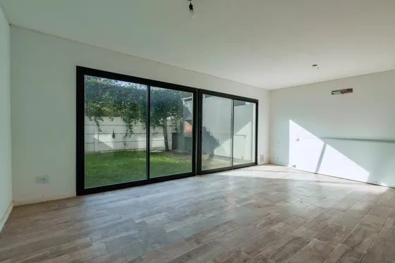 Casa En Venta Fisherton 2 Dormitorios Cochera Jardín Parrilla