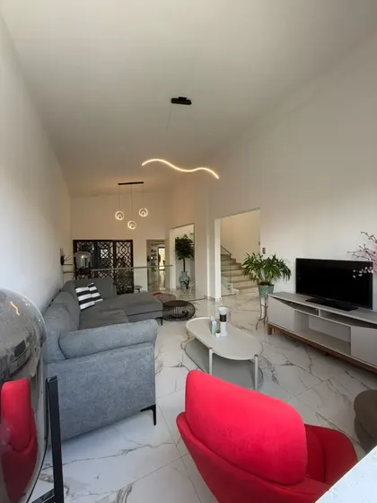 Casa Quinta De Esquina En Venta De 2 Niveles Remodelada Y Actualizada Mc