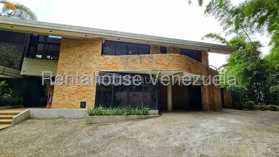 Alto Hatillo !! Imponente Casa Con Vista Al Ávila, Impecable Cuidado Y Mantenimiento, 930 M2 Terreno,  517 M2 Constr., 3 Hab, 5 Baños, 6 Pe, Hermosa Terraza Jardín, Calle Ciega Con Vigilancia 24/7 !!