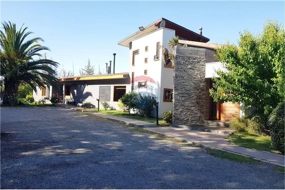 Parcela Con Gran Casa En Condominio 5d+5b