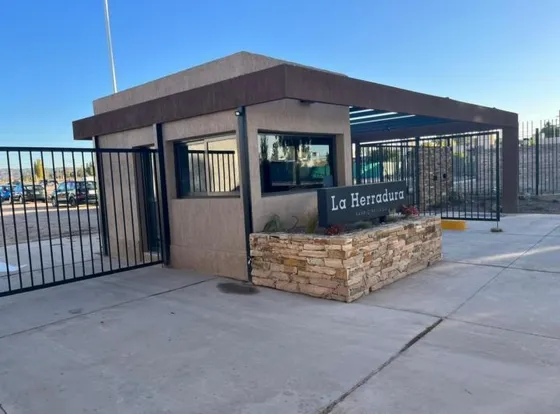 Lote De 300 Metros En Barrio La Herradura. Ubicado En Calle Videla Aranda Y Ozamis, Maipú.  - Cierre Perimetral - Servicios De Agua, Luz Y Gas Natural En La Puerta De Cada - Zona De Espacio Verde - Si