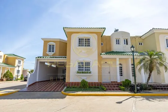 Ecv-1976 Zona Norte Townhouse Villa Oasis Country Iii Avenida Milagro Norte