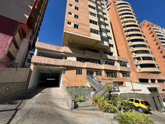 Rz Vende Apartamento Luminoso En Zona Tranquila Con Fácil Acceso A Tus Tiendas Favoritas.  24-20992 Jun11