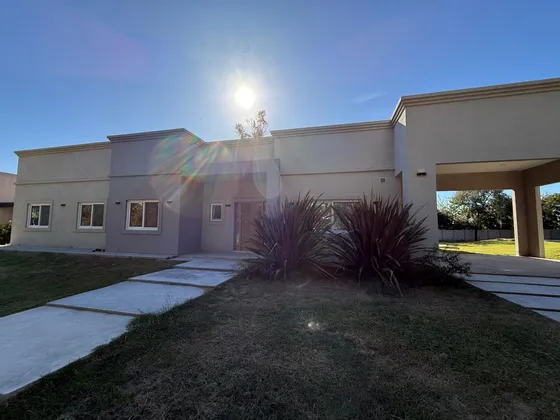 Casa En  Venta 4 Dormitorios Casuarinas Pilar Apto Credito