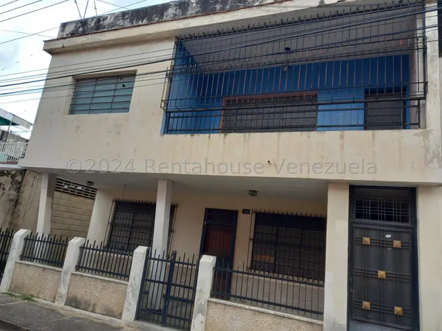 Vendo Hermosa Casa Ubicada En La Calle Sucre Cagua,  Cód. 24-28364 Myc