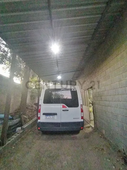 Venta De Casa 3 Ambientes En Castelar Sur, Morón. Ubicada Sobre Dos Lotes De 10 X 50 C/u. Con Un...