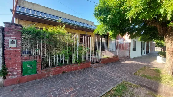 Casa En Monte Grande Con Cochera Para 3 Autos Venta