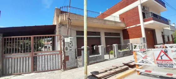 Venta De Casa En 2 Lotes En Parque Avellaneda.