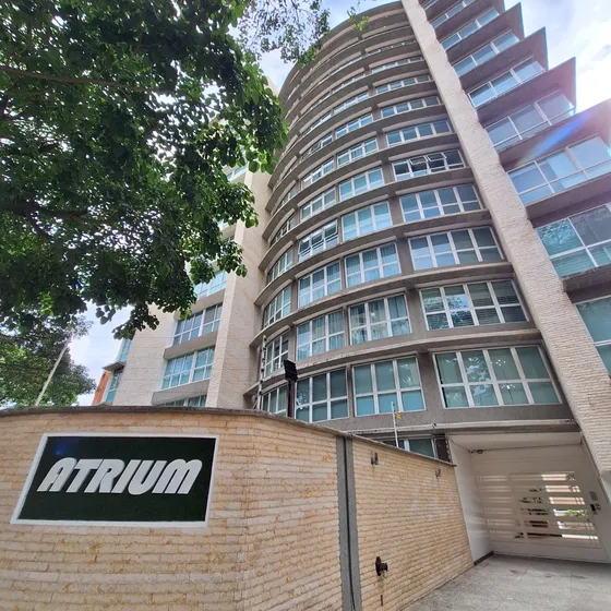 Alquilo Exclusivo Apt En El Rosal, 77mts2. Residencia De Lujo, Dos Puestos Techados, Piscina, Ubicacion Privilegiada