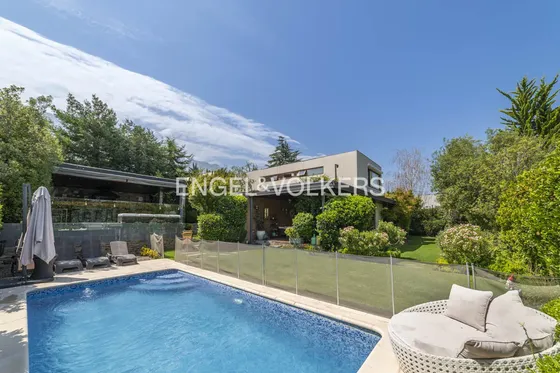 En Condominio, Impecable Y Bello Jardín Formado