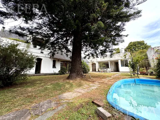 Venta Casa De 3 Ambientes Con Piscina Y Cochera En Bernal