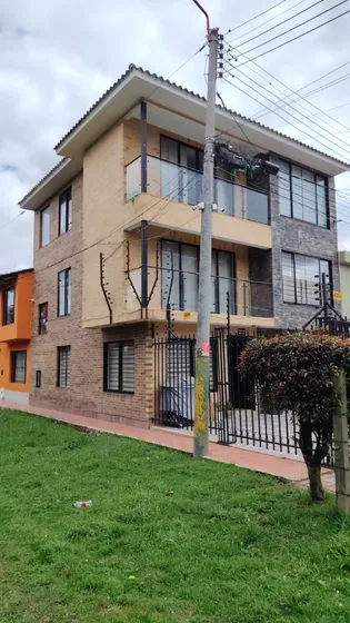 Casa De 3 Pisos, Esquinera Y 2 Balcones