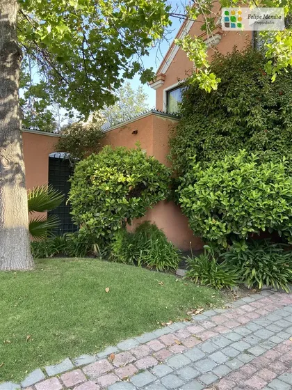 En Barrio Muy Seguro, Tres Pisos 4 Dorm. 3 Bños. Servicios