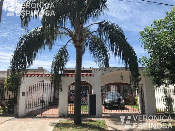 Duplex De Cuatro Ambientes Con Fondo Y Cochera En Moron Sur A Pocas Cuadras De La Base Aerea