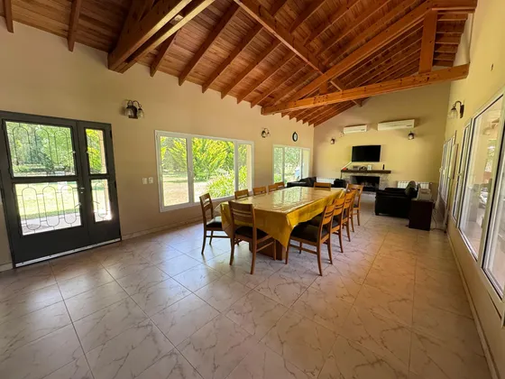 Casa 5 Ambientes S/lote De 6000 Mts Pileta Alquila