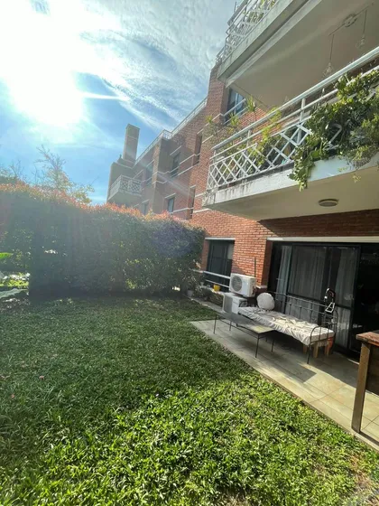 Departamento En Venta Con Jardin Y Parrilla, El Solar De San Isidro. 
