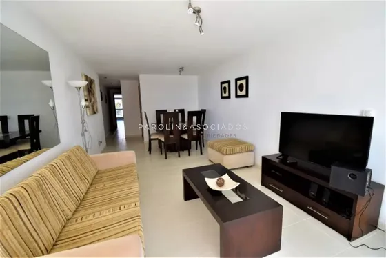 Apartamento En Venta De 2 Dormitorios En Season Tower, Punta Del Este.