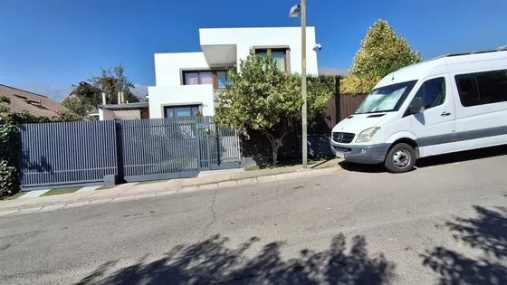Casa En Venta De 4 Dorm. En La Florida