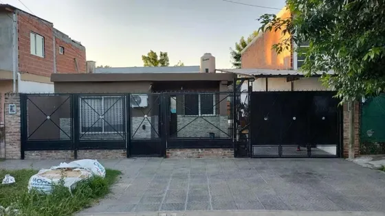 Casa En Venta - 2 Dormitorios 1 Baño - Cochera - 300mts2 - Francisco Álvarez