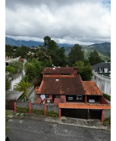 En Venta Casa En La Lagunita Extenso Jardín Y Hermosa Vista