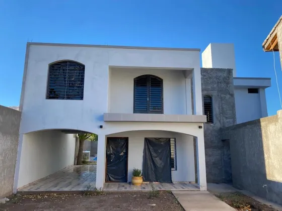 Casa En Venta - 3 Dormitorios 4 Baños - Cocheras - 400mts2 - Rivadavia, Mendoza