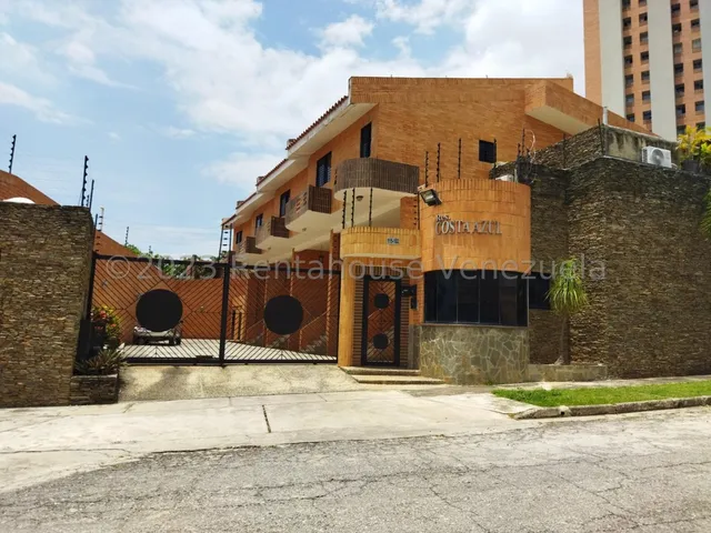 Townhouse En Venta El Parral Valencia Inm Espectacular Villa Ubicada En Calle Cerrada, En Conjunto Residencial De 4 Townhouses, Con Fachada En Tablilla, De Tres Niveles, Moderno. 23-29090