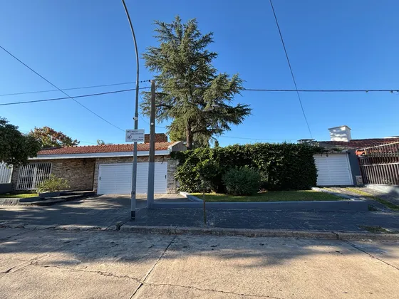 Casa De 3 Dormitorios En Alquiler En Urca - Terreno Doble
