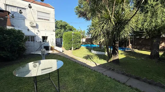 Vivienda Multifamiliar Con Dos Casas Y Un Galpón En Un Amplio Terreno En Billinghurst