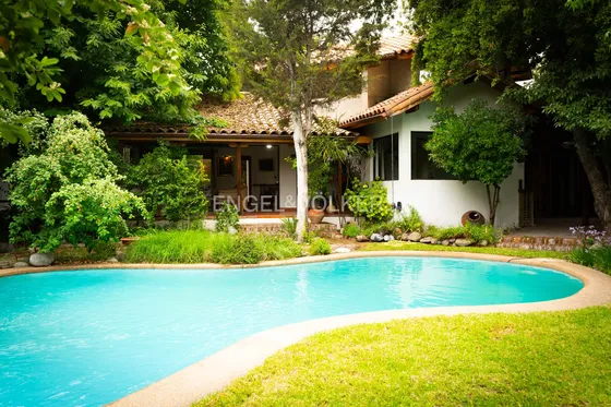 Casa Con Hermoso Jardín En Condominio