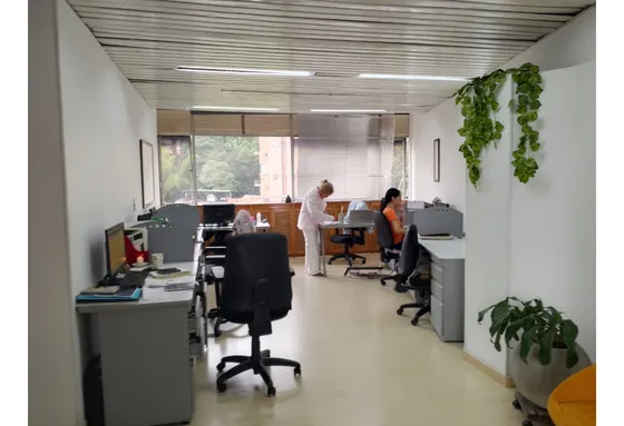 Oficina En Venta En El Sector De Manila Con Parqueadero Y Cuarto Útil.
