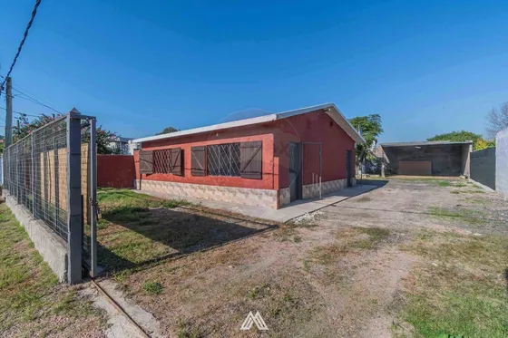 Venta Casa Dos Dormitorios Con Garaje En Salinas.