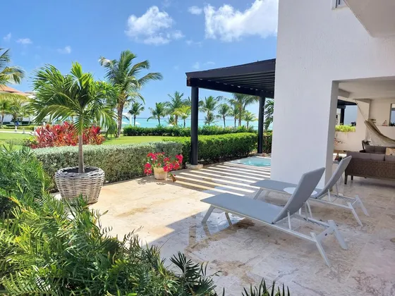 Apartamento De 2 Habitaciones En Punta Palmera - Primer Piso Esquina