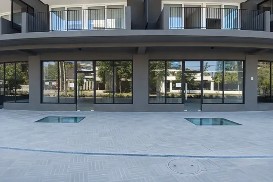 Local En Av. Las Condes 121m2 En Placa Comercial Con Terraza