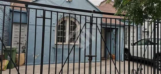 Casa En Venta De 5 Dorm 3 Baños . En Santiago
