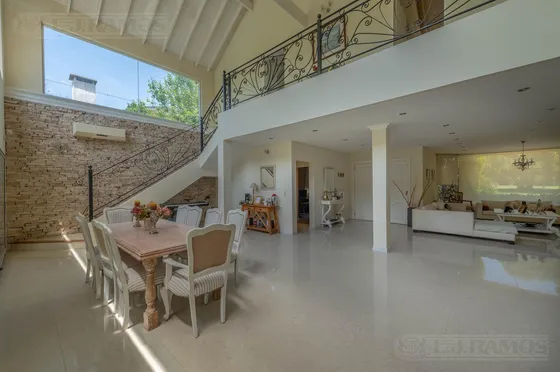 Impresionante Casa En Barrio Septiembre - Km 47 - Escobar - Mb