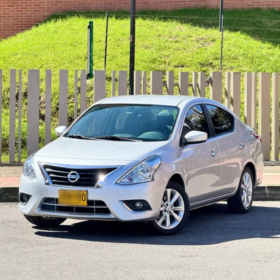 Nissan Versa Full Advance 1.6 Automático / Cuero