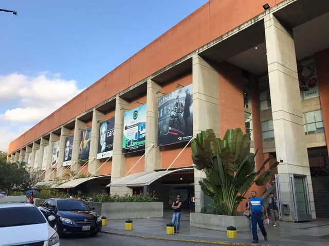 Alquiler De Local En El Centro Comercial Plaza Las Americas Nva Etapa