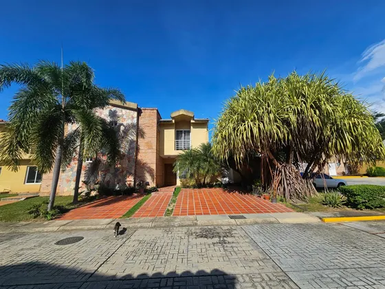 Jeannet Gonzalez  Alquila  Town House Equipado Y Amoblado En Residencias  Hoyo 5 Villas De San Diego Country Club