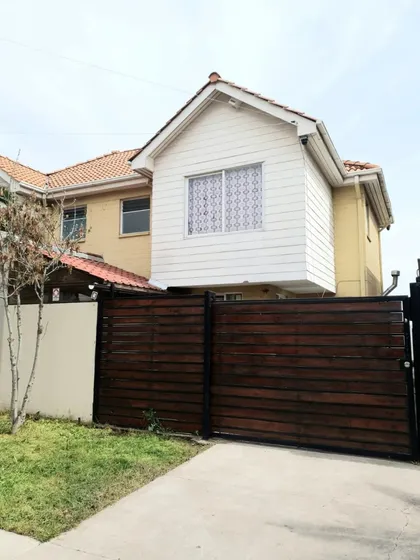 Casa Con Excelente Ubicación, En Sector Residencial.
