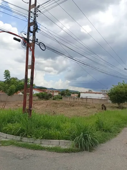 V.larez Vende Terreno En La Av. Don Julio Centeno Plt-240