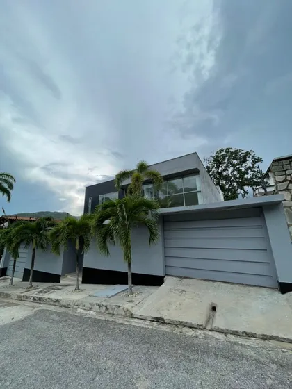 ¡exclusiva Casa De Lujo En Venta, Ubicada En El Castaño. 
