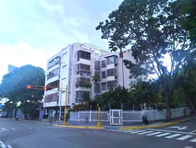 Amplio Y Luminoso Apartamento De Oportunidad En Venta En El Bosque, Municipio Chacao, Área Metropolitana De Caracas