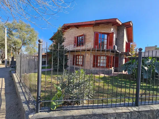Casa Venta Santa Rosa De Calamuchita Barrio Las Flores 3 Dormitorios 3 Baños Toilette Sector Exclusivo Vistas Gas Natural Escritura 