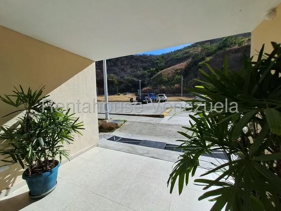 Townhouse Equipado Con Balcon Y Terraza En Venta Urb Santa Rosalia Cagua Gjg 25-15452