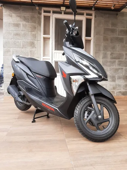 Honda New Elite Gris Mate Con Carbono