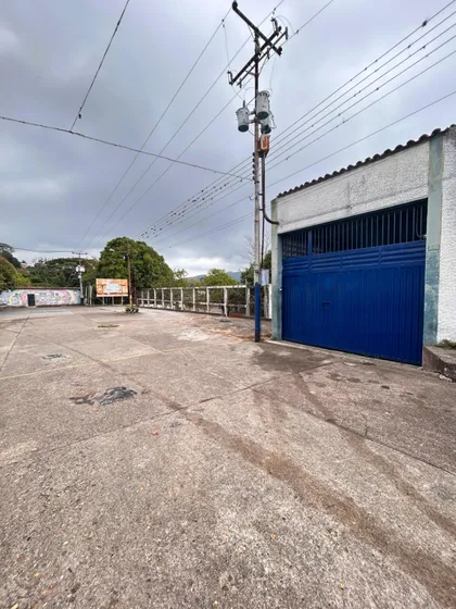 Galpón En Alquiler O Venta Por El Pasaje Cumaná De 1.300 Mtr2 Todo Techado  Terreno Ejido 