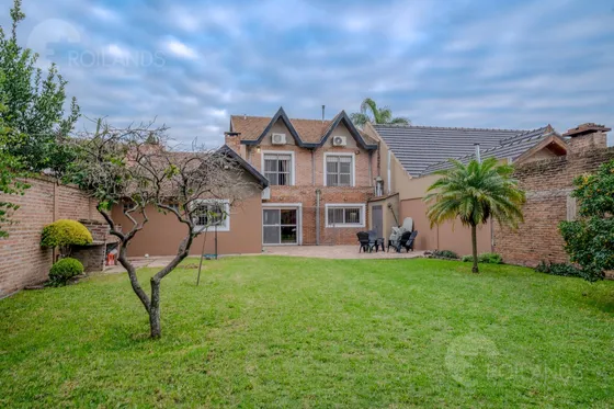 Venta Casa 5 Ambientes Con Jardín Y Cochera En Palomar
